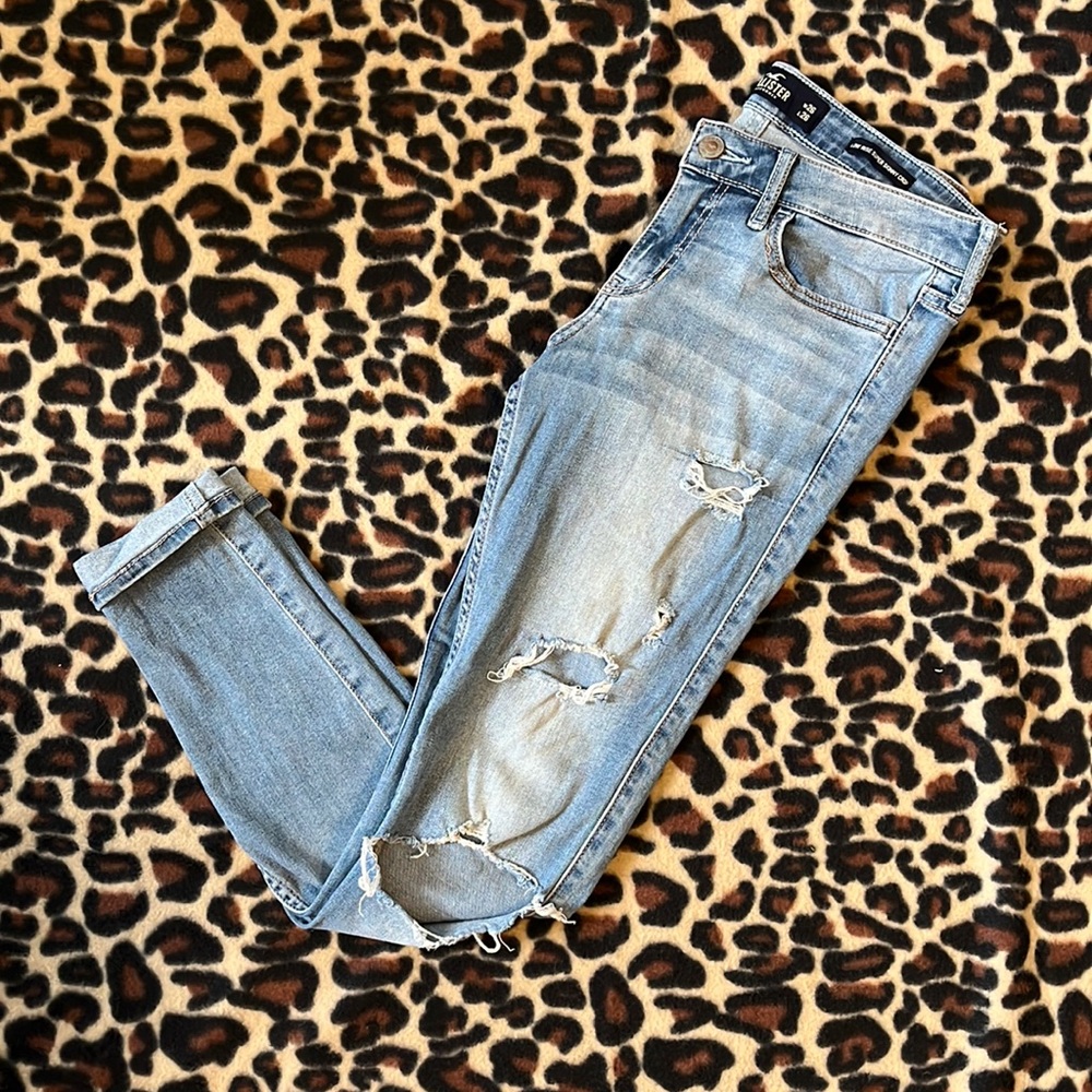 Hollister low rise super skinny crop jeans. Light wash. Size 3R